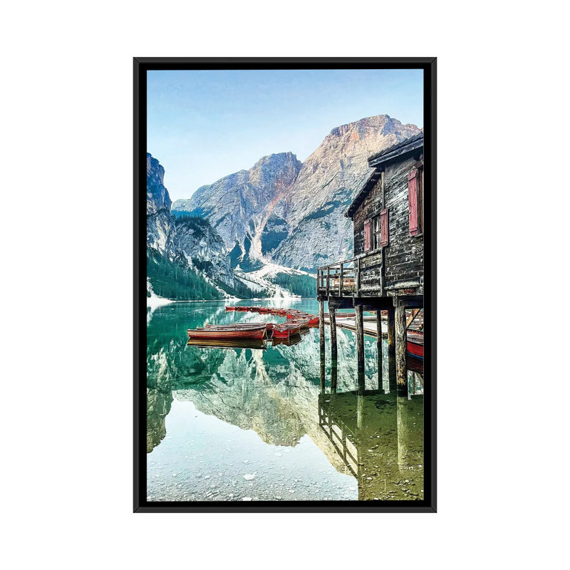 The Boathouse And The Mountain - reproduction d'art murale - toile encadrée, H 48 po x l 32 po, Noir