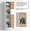 Grande armoire de rangement élégante avec portes à lattes offrant un grand espace de rangement pour les serviettes et les articles de toilette