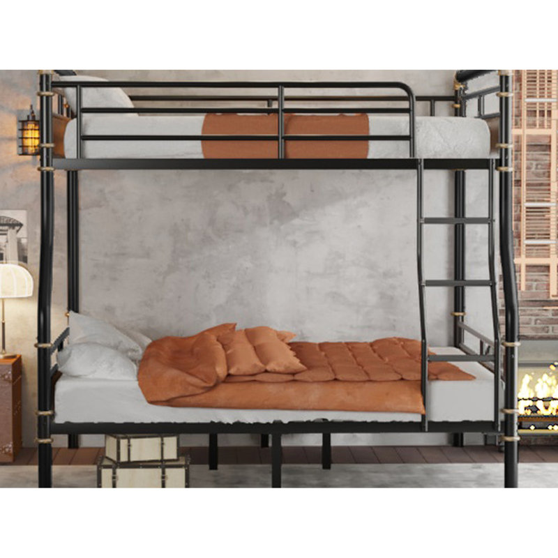 Lit superposé noir au-dessus d'un très grand lit double au design pratique avec tête de lit en métal