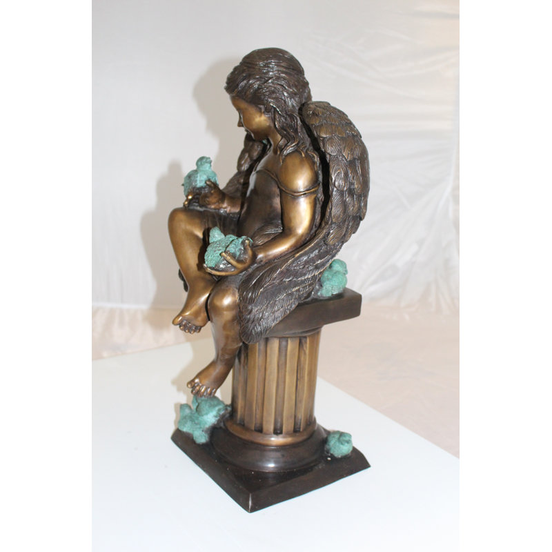Statue Celyn Angel assise sur une colonne en bronze - Taille: L 10 po x l 9 po x H 22 po.