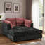 Chaise longue moderne avec accoudoirs moelleux, assise profonde capitonnée et dossier confortable.-2104122319