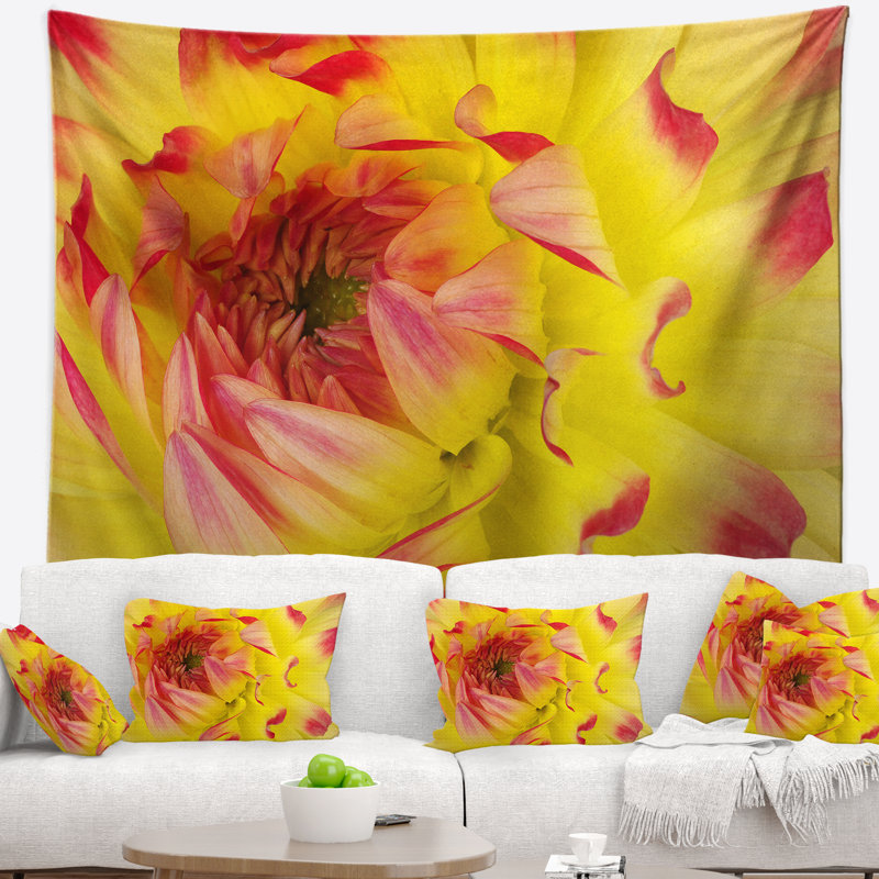 Tapisserie florale jaune et rouge, H 32 po x l 39 po