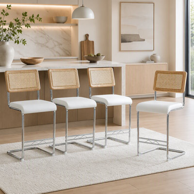 Ensemble de tabourets de bar en rotin naturel 4 pièces avec dossier en bois massif de 25 pouces de style moderne de style médiéval, tabouret de cuisine en cuir polyuréthane blanc, pieds en métal chromé.