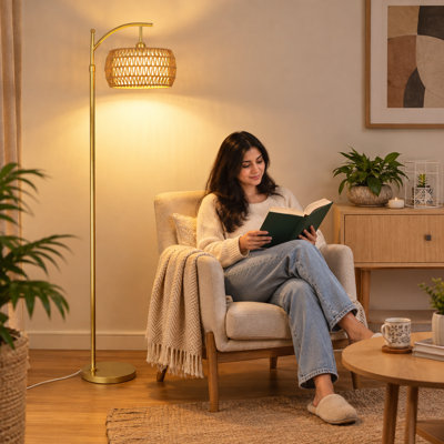 Lampe sur pied arquée réglable de 185 cm de hauteur, dorée avec abat-jour en rotin