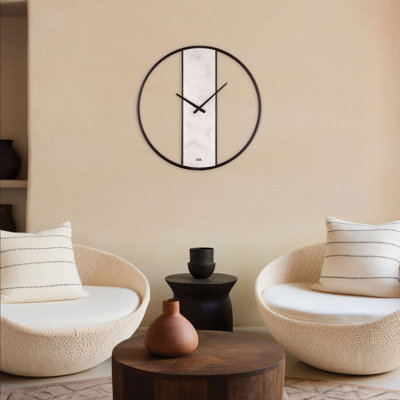 Horloge murale élégante en métal 24,4 po x 24,4 po | 95% acier / 5% panneau de fibres à densité moyenne, mouvement de balayage silencieux | Design blanc moderne pour la décoration intérieure et les espaces de bureau | Horloge parfaite pour le style et la fonctionnalité