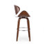 Élégant tabouret de bar pivotant avec structure en bois cintré et repose-pieds chromé, offrant confort et élégance.
