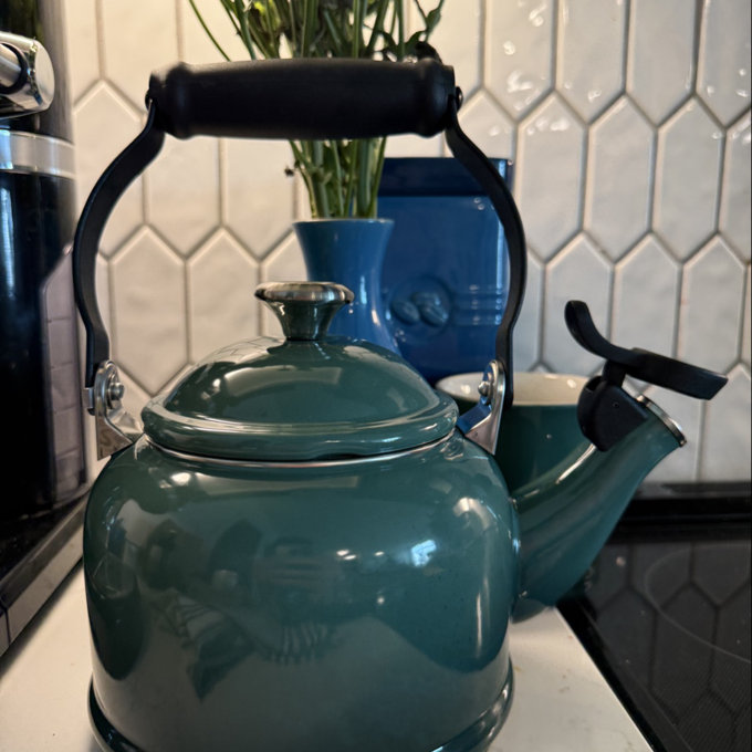 Le Creuset Demi Kettle W/ SS Knob & 2 Mug Set - Oyster