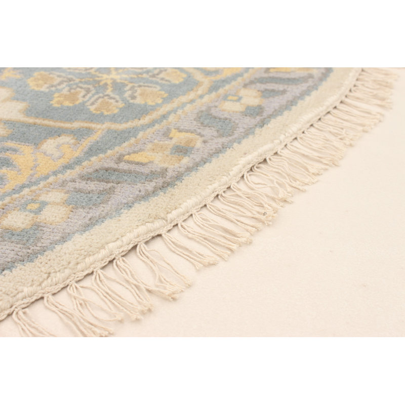 Tapis crème Royal Ushak 8 pi 11 po x 8 pi 11 po