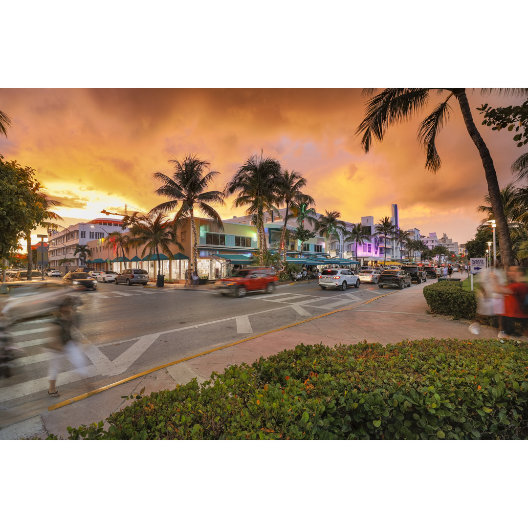 Nachtleben entlang des Ocean Drive in South Beach Miami Florida von Pgiam - Druck ohne Rahmen auf Leinwand