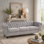 Canapé 3 places de style Chesterfield avec capitonnage à boutons, clous décoratifs et accoudoirs sculptés pour des espaces de vie élégants.