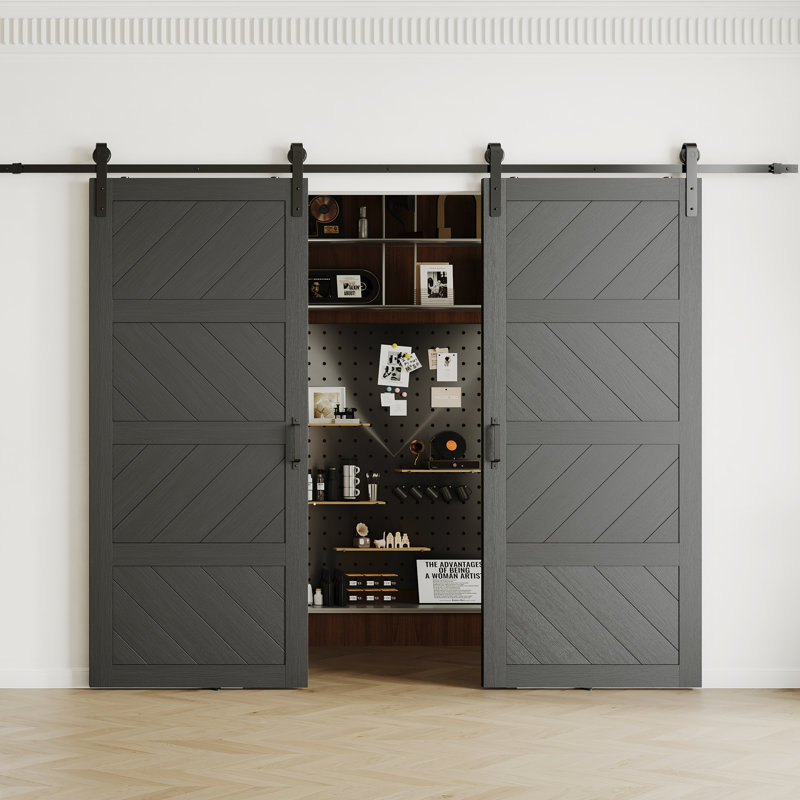 Porte de grange en bois massif à 4 chevrons au fini noir avec ensemble de quincaillerie d'installation, 72 po x 84 po