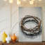 Toile, composition minimaliste mettant en vedette une couronne détaillée d'épines d'art tissé au centre sur un fond blanc doux, art mural sur toile-1605940736