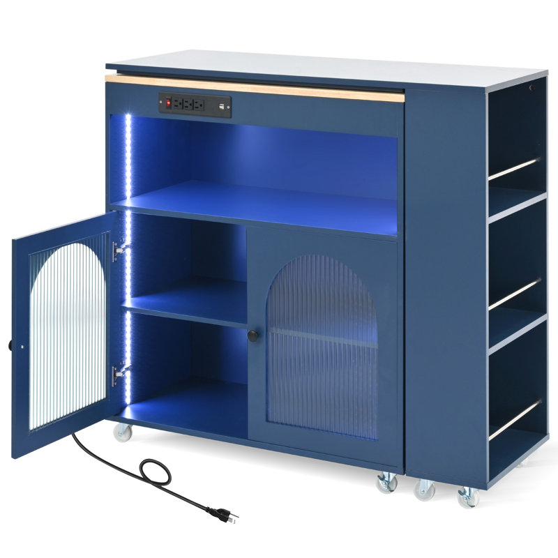 Îlot de cuisine sur roulettes avec portes en verre cannelé, lumières DEL, prises de courant et compartiment de rangement spacieux, table allongée bleu marine, éclairage, douilles, 2 lumières bleues