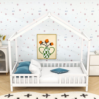 Lit pour tout-petits en bois avec garde-corps