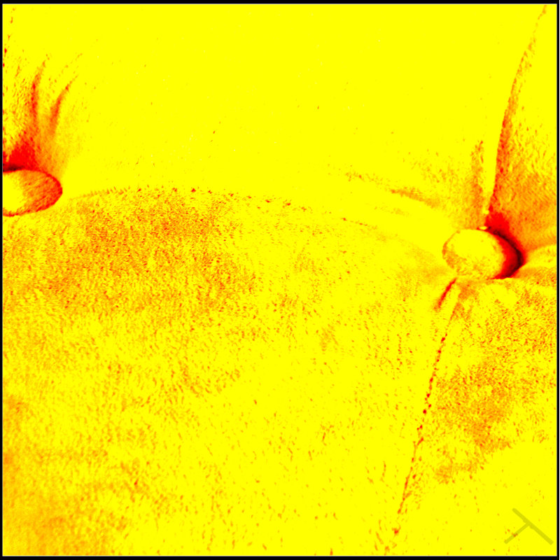 Repose-pieds rembourré en velours jaune moderne, petite table de bout exquise, repose-pieds moelleux avec rangement dissimulé
