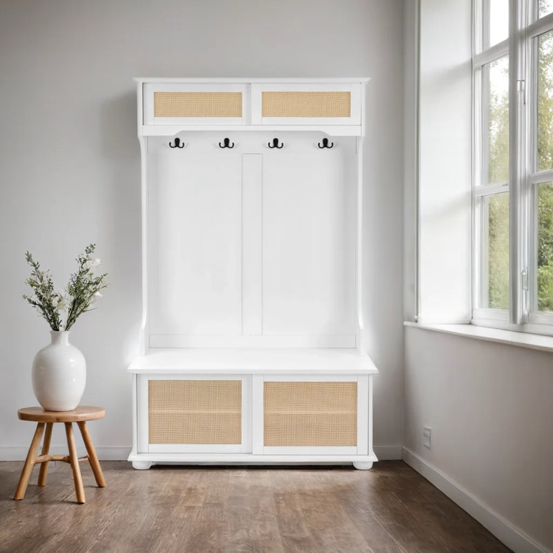 Banc de couloir contemporain en rotin blanc avec rangement pour chaussures et crochets, rangement pour hall d'entrée avec tablettes