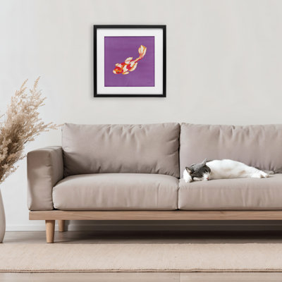 "Koi coloré sur mauve", reproduction encadrée sous verre, design par Yvette St. Amant