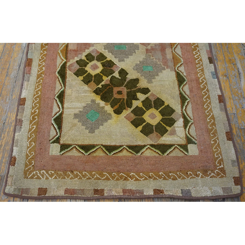 Tapis antique crocheté à losanges