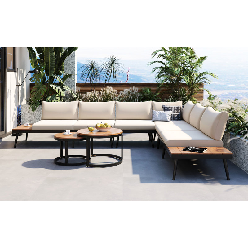 Véranda moderne avec coussins d'eau - Tables basses et coussins en bois beige pour patio