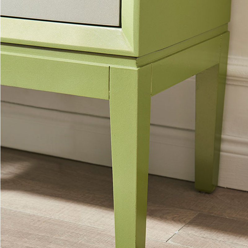 Armoire peinte à la main avec détails sculptés