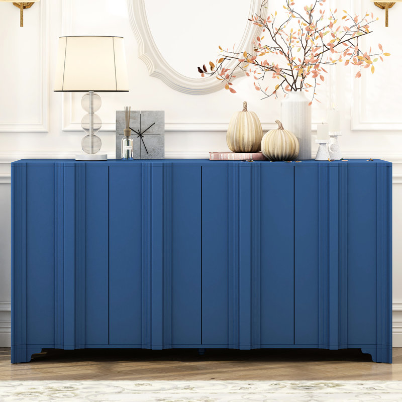 Buffet à quatre portes avec détails linéaires complexes, finition en placage de pin et assemblage facile - pour les intérieurs résidentiels, bleu marine avec placage superposé, pieds triangulaires saisissants, milieu rehaussé