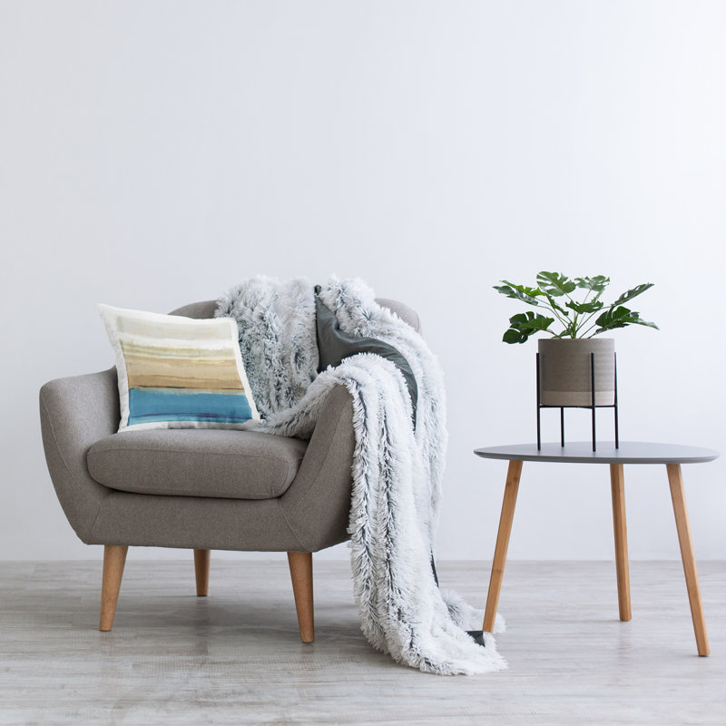 Coussin bleu et beige à imprimé abstrait par Flora Kouta