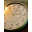 Horloge murale élégante élégante en or, 13,8 pouces de diamètre | Couvercle en verre véritable, 1,8 po d'épaisseur | Cadre 100% plastique durable | Décoration élégante pour le salon, la chambre à coucher et le bureau, design intemporel-105524091