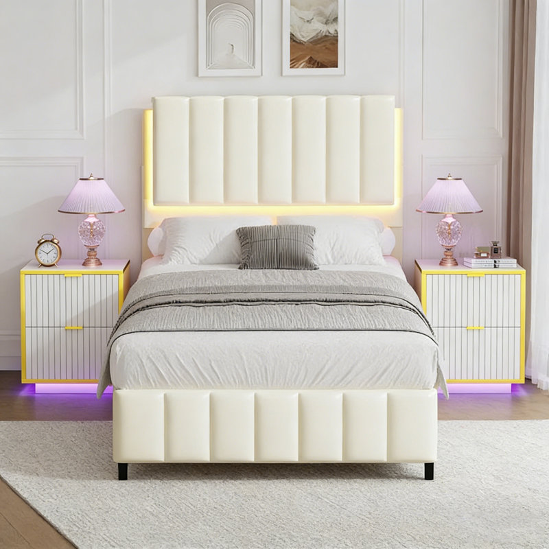 Ensemble de lit plateforme en similicuir avec lumières DEL et table de chevet moderne avec tiroirs cannelés, Beige / Blanc
