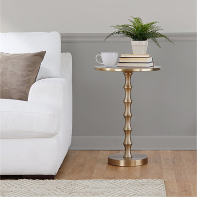 Table d'appoint 26,75 po