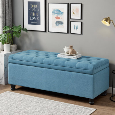 Banc de rangement rembourré capitonné à boutons - Banc d'entrée en lin bleu clair avec pieds en bois fuselés - Repose-pieds de 45 po avec rangement caché - Élégance classique pour le salon, la chambre à coucher et le couloir