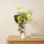 Fleurs artificielles avec vase