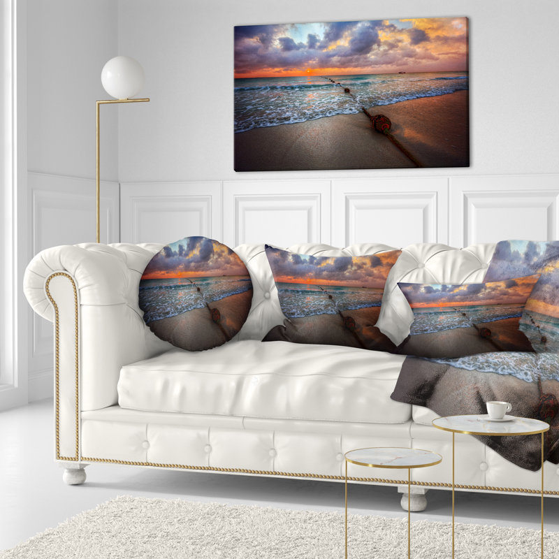 Coussin lombaire de mer au coucher de soleil au-dessus clair