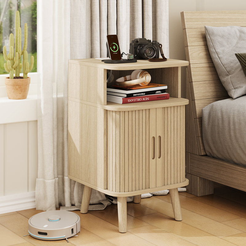 Tables de chevet en bois avec station de charge, table d'appoint moderne Mid-Century avec portes coulissantes, table de chevet cannelée, noyer / chêne naturel