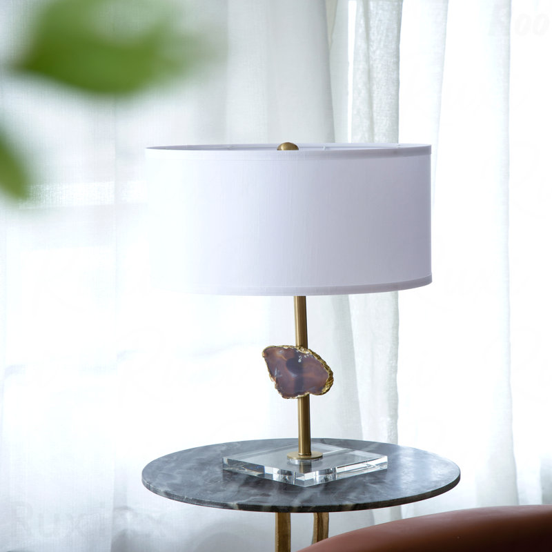Lampe de table - avec tranche en agate et abat-jour tambour blanc