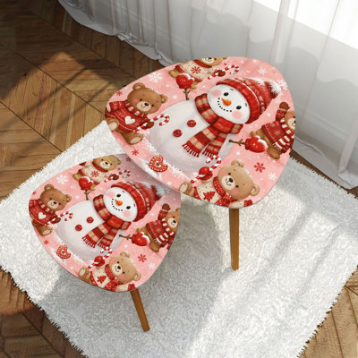 Ensemble de 2 tables basses gigognes triangulaires modernes, ornées d'un joyeux bonhomme de neige entouré d'adorables oursons. Style hivernal, empilables, idéal pour le salon, la chambre à coucher ou un appartement.