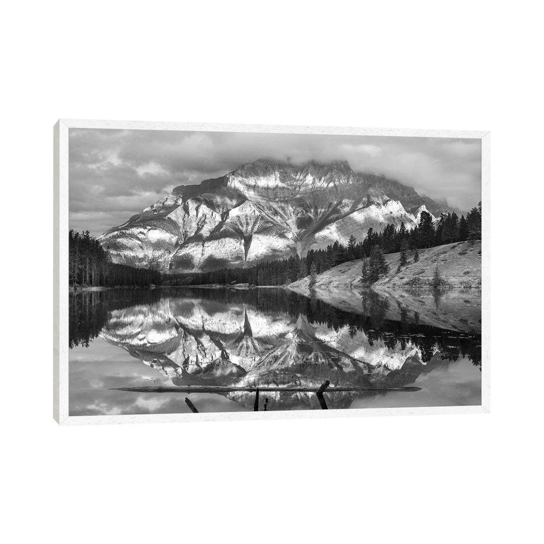 Cascade Mountain und Johnson Lake, Banff National Park, Alberta, Kanada von Tim Fitzharris - Galerie-verpackte Leinwand ...