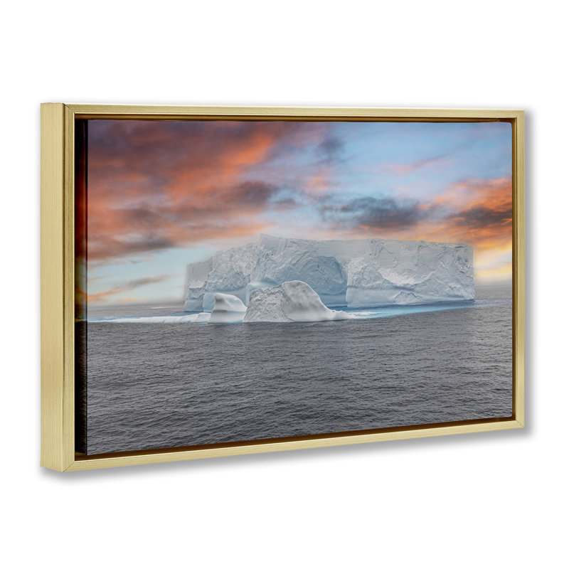 Coucher de soleil sur un cadre flottant Iceberg, par Richard Silver, H 21 po x l 31 po, Cadre flottant métallique doré
