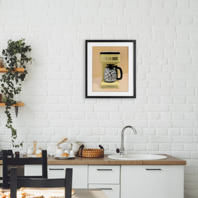Imprimé encadré sous verre, disco cafetière sur jaune, design par Lish Creative
