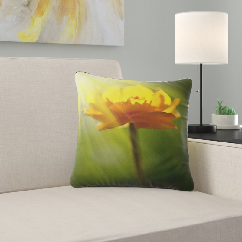 Grande fleur jaune sous les projecteurs - coussin à imprimé floral, 18 po x 18 po, Coussin décoratif