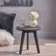 Table d'appoint d'extérieur - Table de bout en bois gris foncé de style marina. Dessus massif, carré de 15,44 po, poids de 5,52 lb, base à trois pieds en gris. Design moderne, capacité ronde de 50 lb