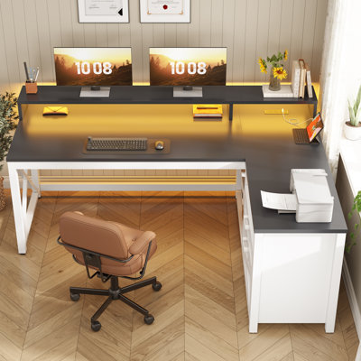 Bureau en forme de L avec bureau, bureau de bureau à la maison de 55 po avec tiroirs et tablettes de rangement, bureau de jeu en forme de L avec lumières DEL, prise de courant et tablette pour moniteur
