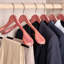 Paquet de 10 cintres aromatiques en bois de cèdre rouge naturel avec des épaules très larges et un bar antidérapant en velours pour les costumes, les vestes et les vêtements délicats