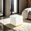 Tabouret de rangement carré de style contemporain avec finition beige et capitonnage