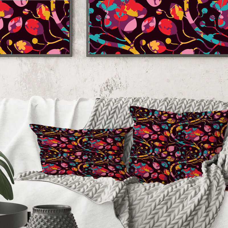 Coussin décoratif à motif de fleurs rouges et orange sur fond noir - 1