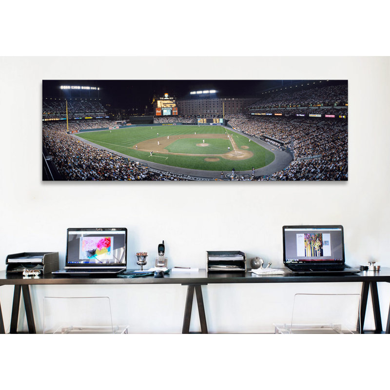 «Baseball Game Camden Yards Baltimore MD» par Panoramic Images, reproduction sur toile tendue, H 24 po x l 72 po x P 1,5 po
