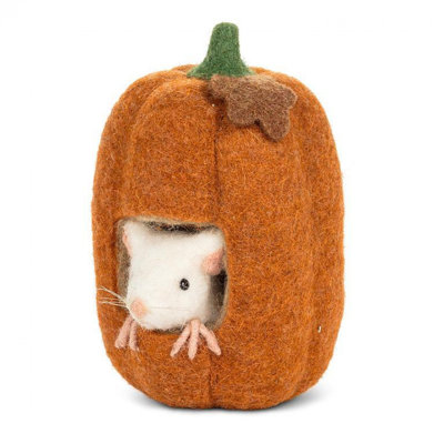 Figurine souris regardant une citrouille