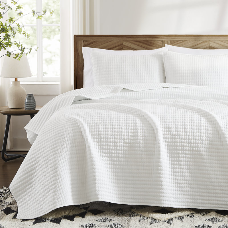Reversible 3 Pieces Quilt Set - Soft Lightweight Bedspread, Queen Quilt + 2 Additional Pieces, White
