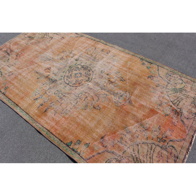 Tapis turc tissé à la main en rouge, parfait pour ajouter une touche rétro à votre salon ou salon