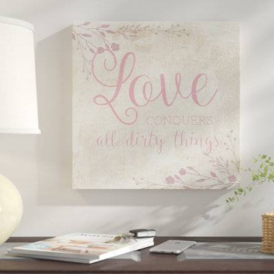 «Love Conquers», art textuel