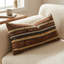 Luxueux oreiller luxueux-672579638-672579592